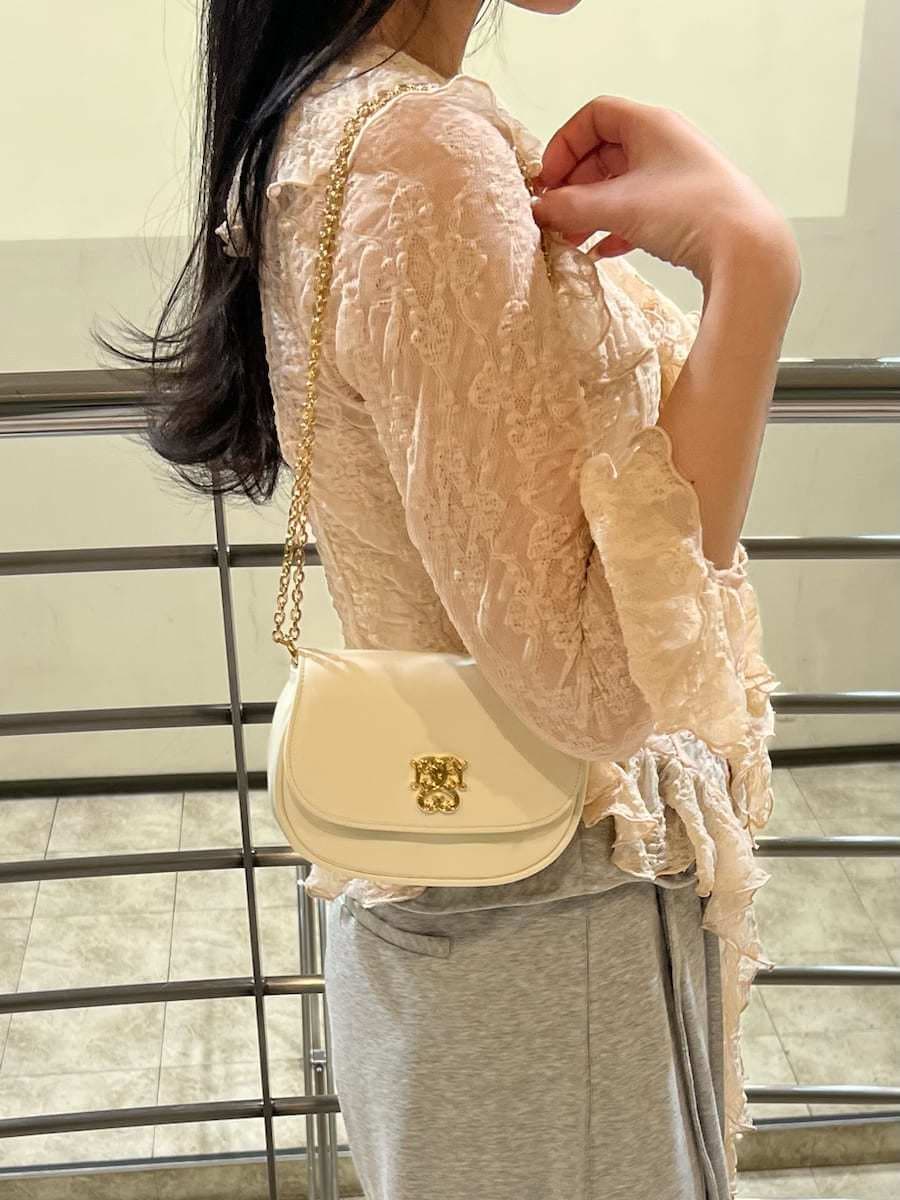 グレー系のその他パンツ、ピンク系のTシャツ/カットソー、その他のパンプスを着用したレディースの冬コーディネートの5枚目の写真