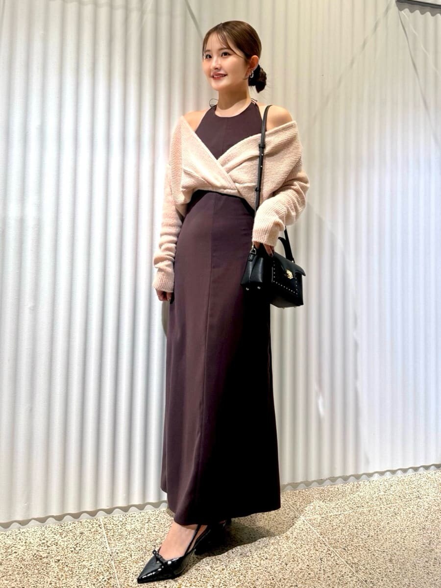 ピンク系のワンピース、ブラック系のショルダーバッグ、その他のイヤリングを着用したレディースの秋コーディネートの8枚目の写真