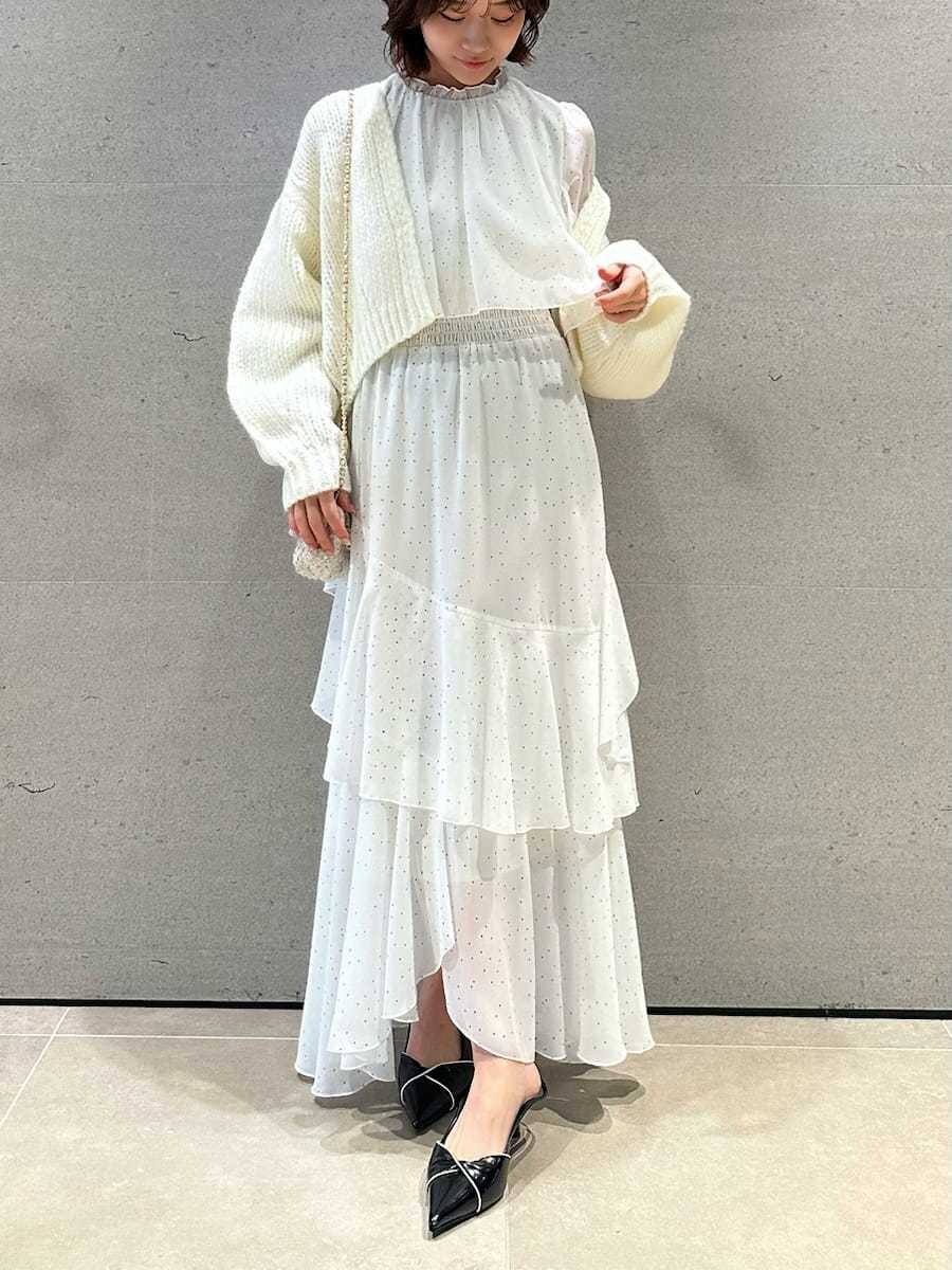 ホワイト系のショルダーバッグ、その他のワンピース、ホワイト系のカーディガン/ボレロを着用したレディースの冬コーディネートの2枚目の写真