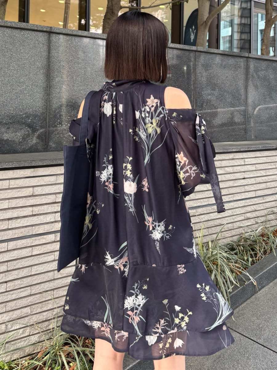 ブラック系のブーツ、ブルー系のワンピース、ブルー系のトートバッグを着用したレディースの冬コーディネートの6枚目の写真