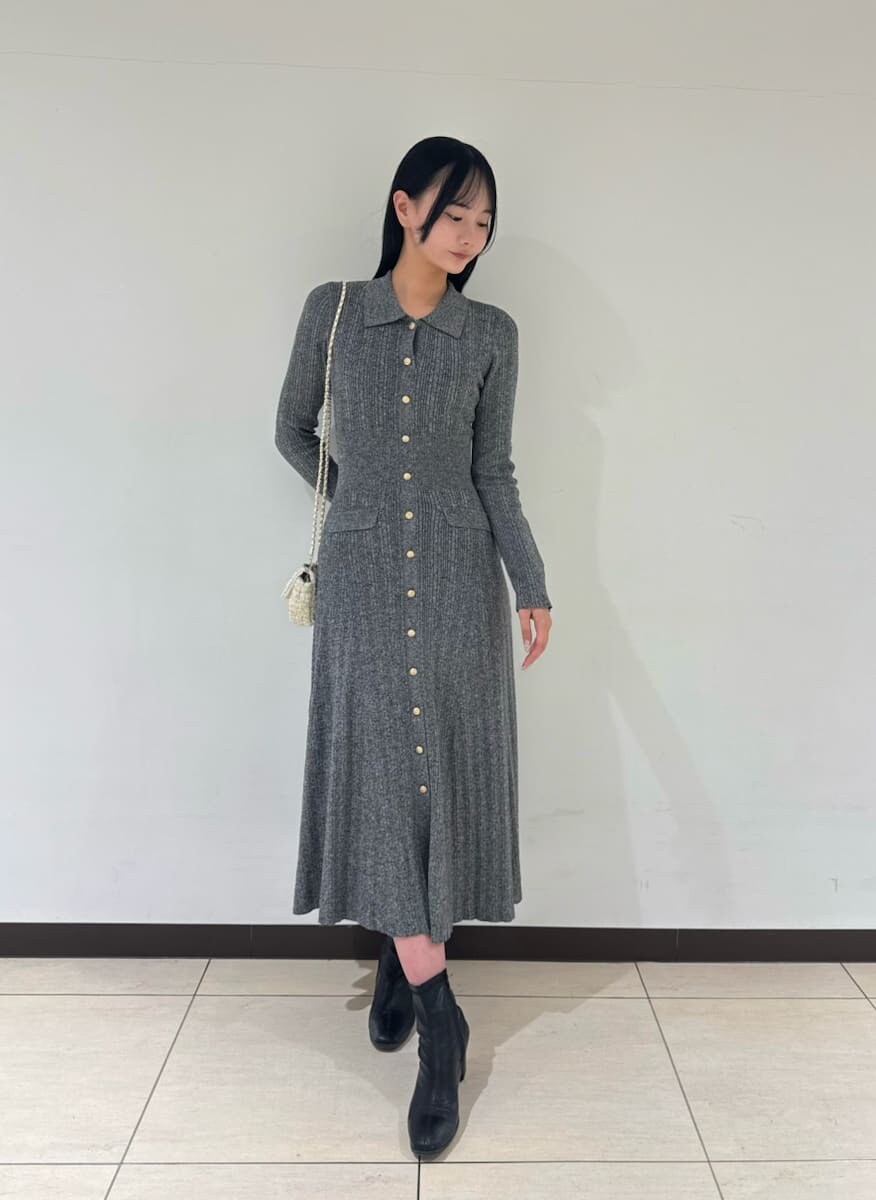 その他のワンピース、ホワイト系のショルダーバッグを着用したレディースの秋コーディネートの4枚目の写真