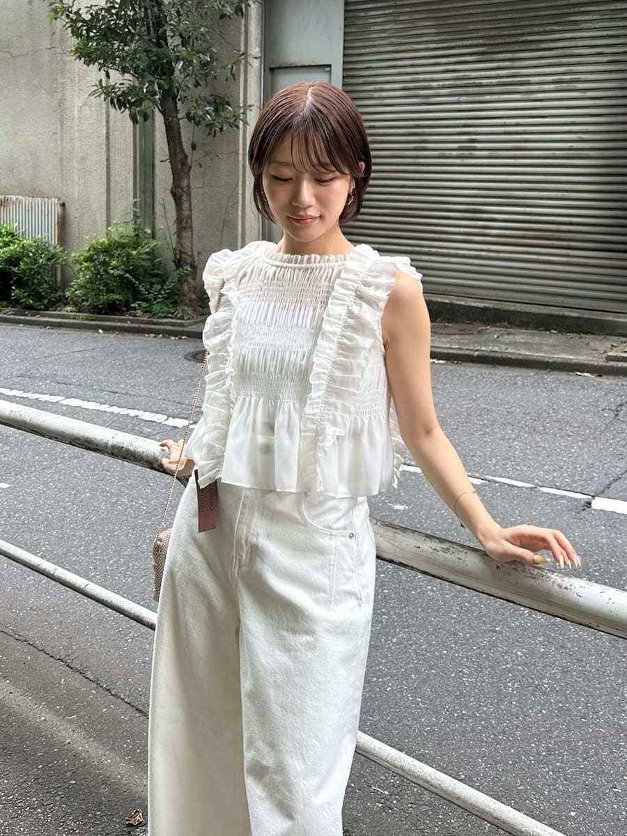 ホワイト系のデニムパンツ、ホワイト系のシャツ/ブラウスを着用したレディースの夏コーディネートの6枚目の写真