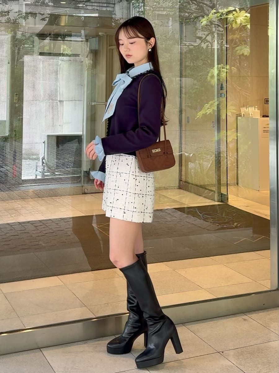 ホワイト系のその他パンツ、ブルー系のカーディガン/ボレロを着用したレディースの秋コーディネートの4枚目の写真