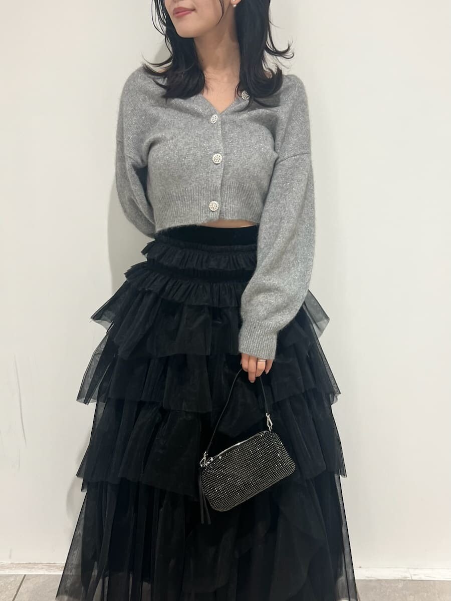 グレー系のカーディガン/ボレロを着用したレディースの冬コーディネートの4枚目の写真