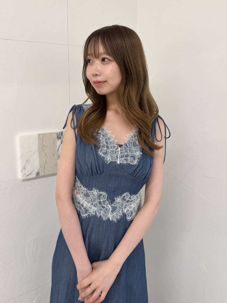 ブルー系のワンピース、ブラウン系のショルダーバッグを着用したレディースの夏コーディネートの4枚目の写真