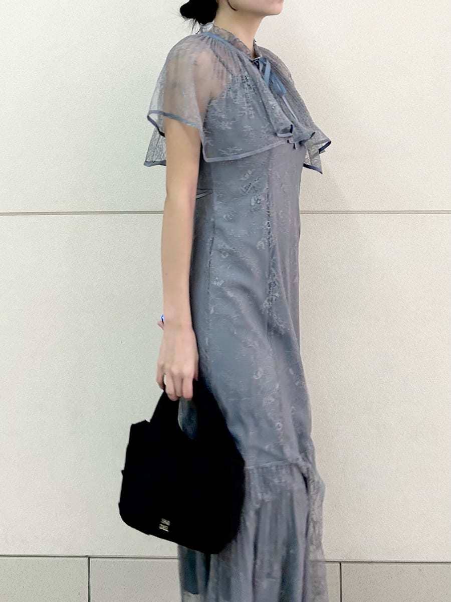 グレー系のドレスを着用したレディースの冬コーディネートの6枚目の写真