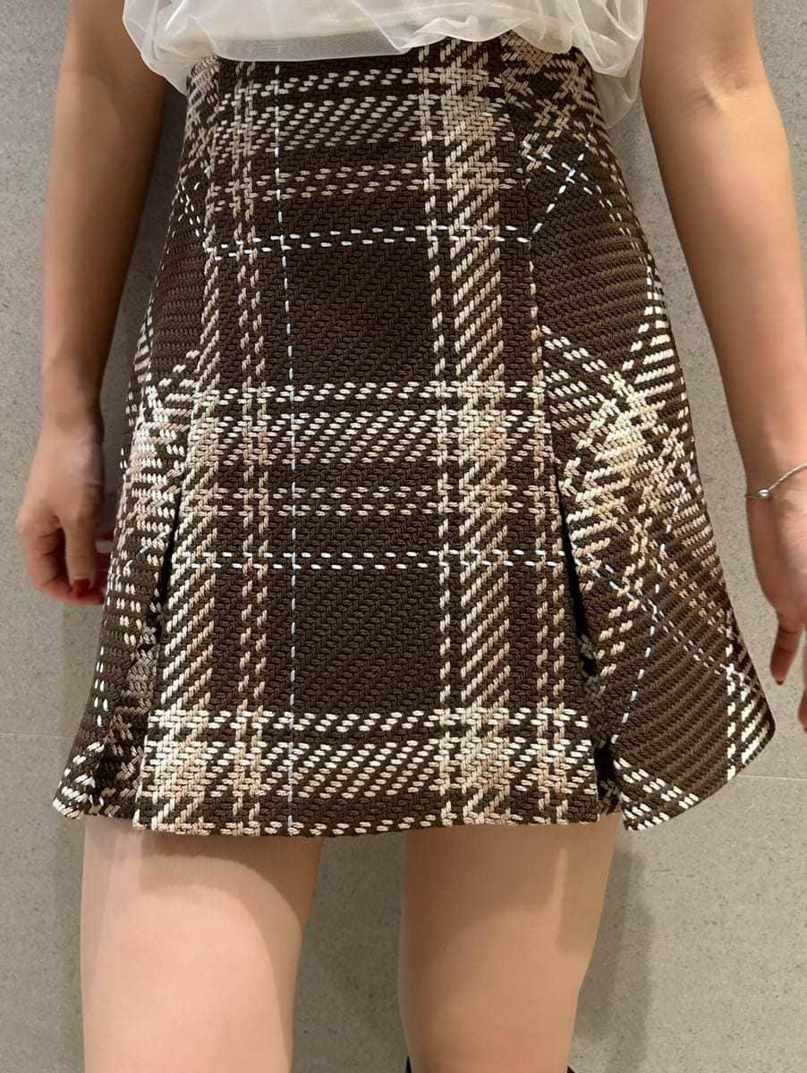 ホワイト系のシャツ/ブラウス、ブラウン系のスカート、グレー系のブーツを着用したレディースの秋コーディネートの5枚目の写真