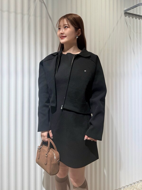 ブラック系のワンピース、ブラウン系のショルダーバッグ、ベージュ系のソックス/靴下を着用したレディースの春コーディネートの5枚目の写真