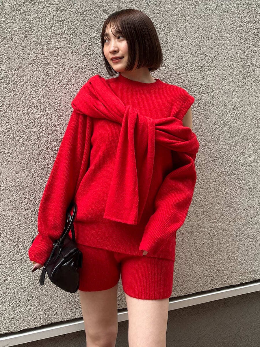 ブラック系のブーツ、レッド系のその他パンツ、レッド系のニット/セーターを着用したレディースの冬コーディネートの6枚目の写真