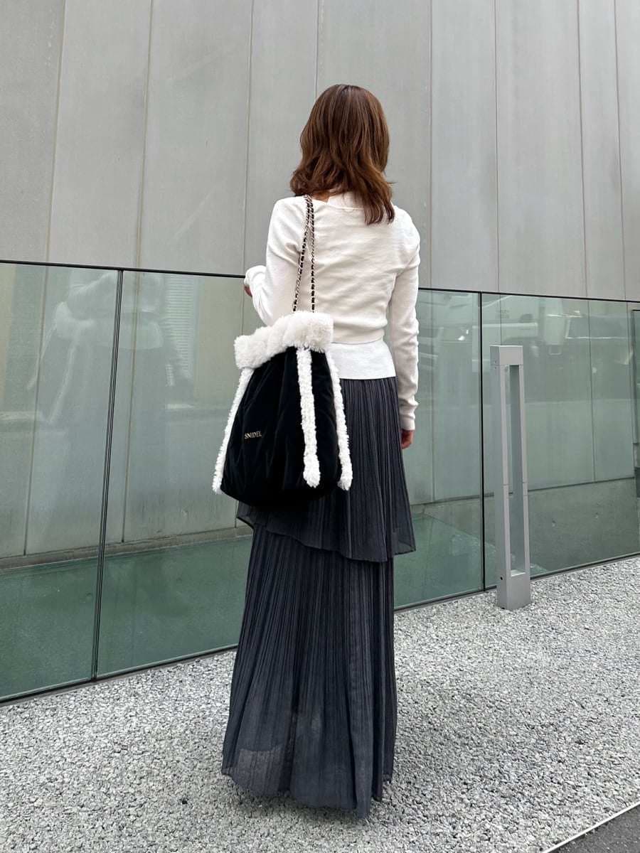 ホワイト系のニット/セーター、その他のスカート、ブラック系のブーツを着用したレディースの秋コーディネートの5枚目の写真