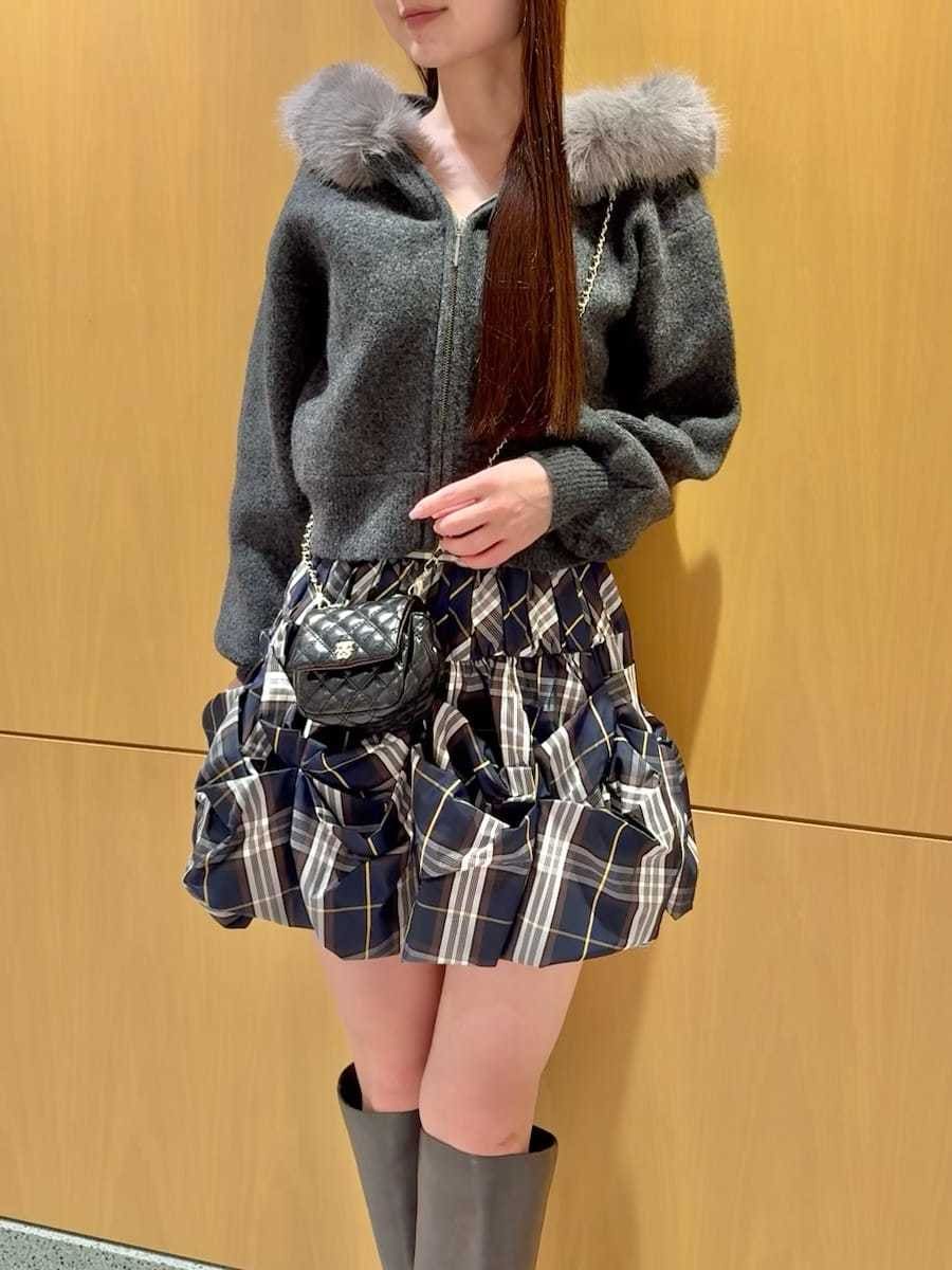 グレー系のブーツ、ブラック系のショルダーバッグ、その他のその他パンツを着用したレディースの秋コーディネートの8枚目の写真