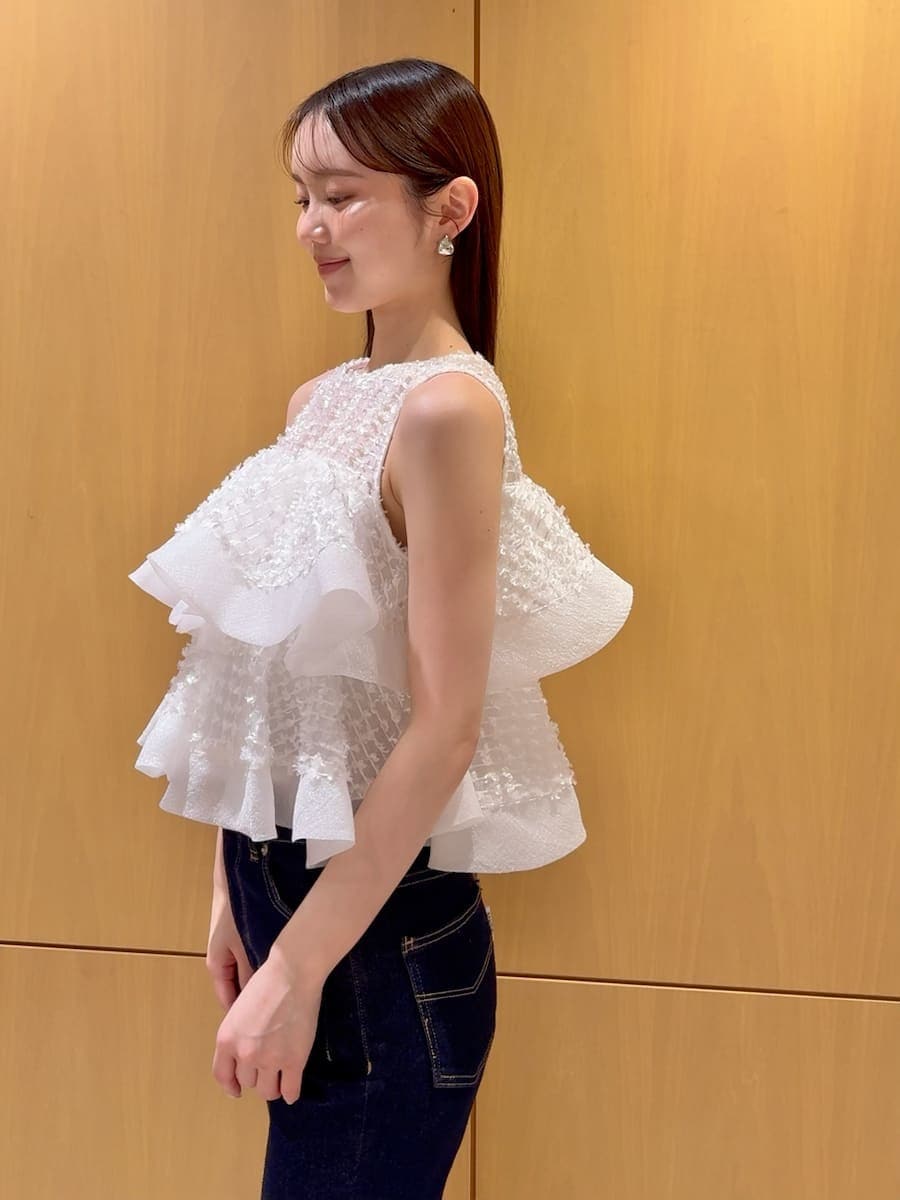 ブルー系のその他パンツ、ホワイト系のシャツ/ブラウス、ホワイト系のショルダーバッグを着用したレディースの春コーディネートの5枚目の写真