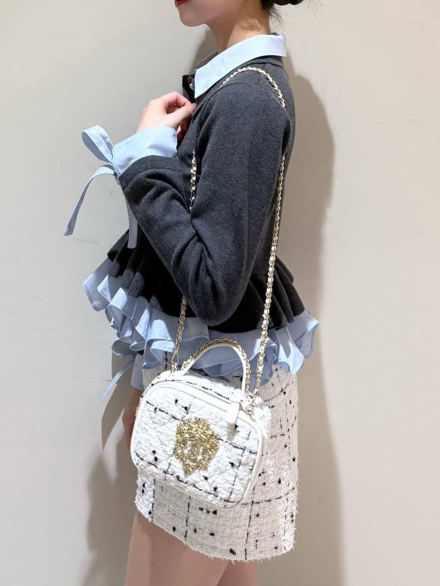 ホワイト系のその他パンツ、グレー系のカーディガン/ボレロ、ブラック系のブーツを着用したレディースの秋コーディネートの4枚目の写真