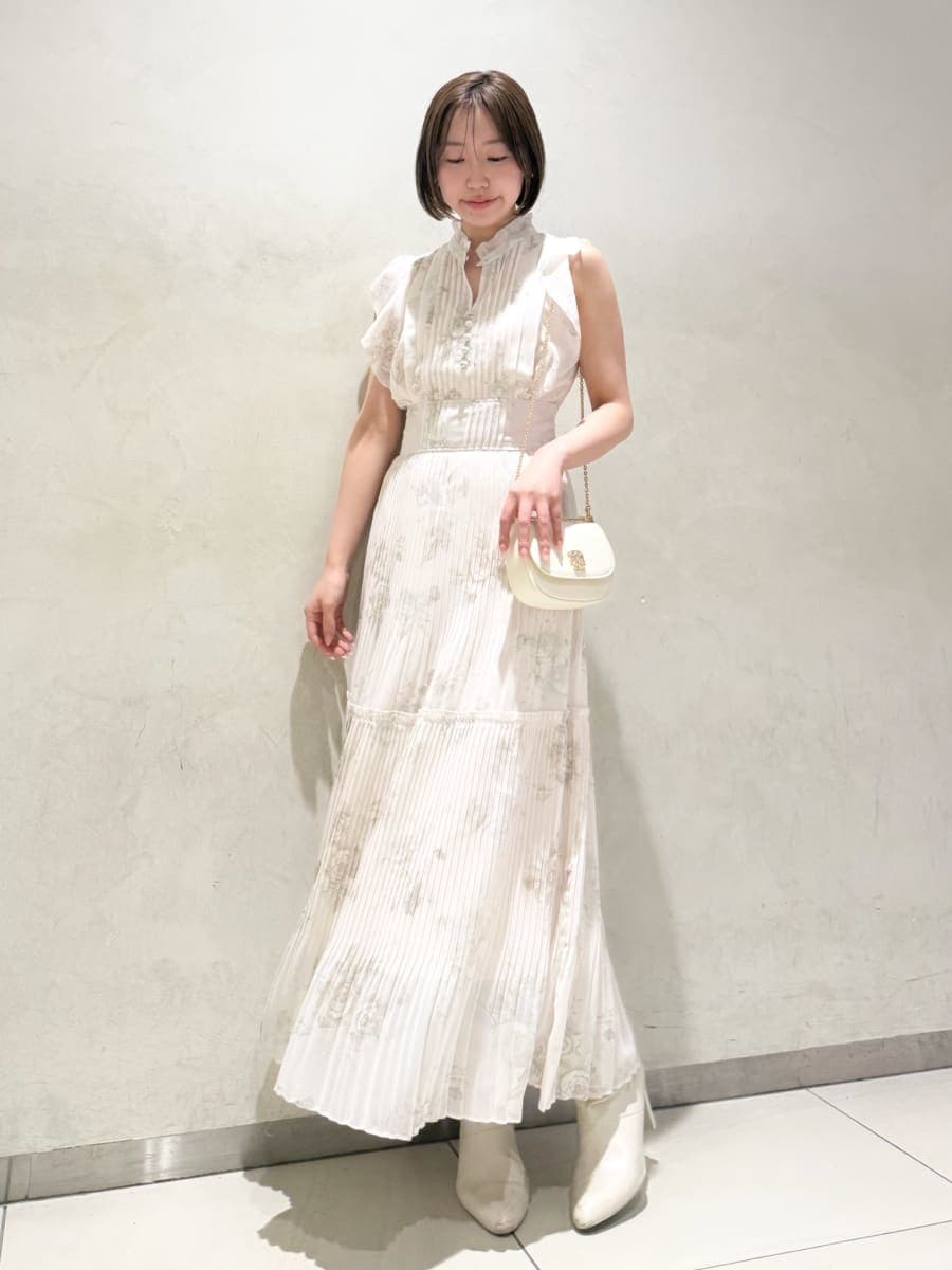 ピンク系のワンピース、ホワイト系のショルダーバッグを着用したレディースの春コーディネートの7枚目の写真