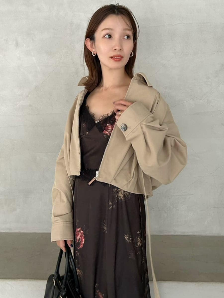 ベージュ系のブルゾン、ブラック系のワンピース、ブラック系のボストンバッグを着用したレディースの冬コーディネートの7枚目の写真