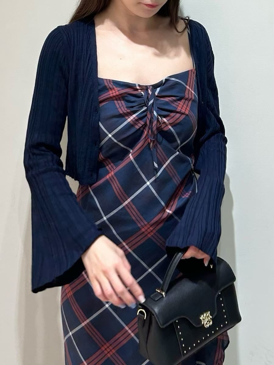 ブルー系のワンピース、ブルー系のカーディガン/ボレロ、レッド系のブーツを着用したレディースの夏コーディネートの3枚目の写真