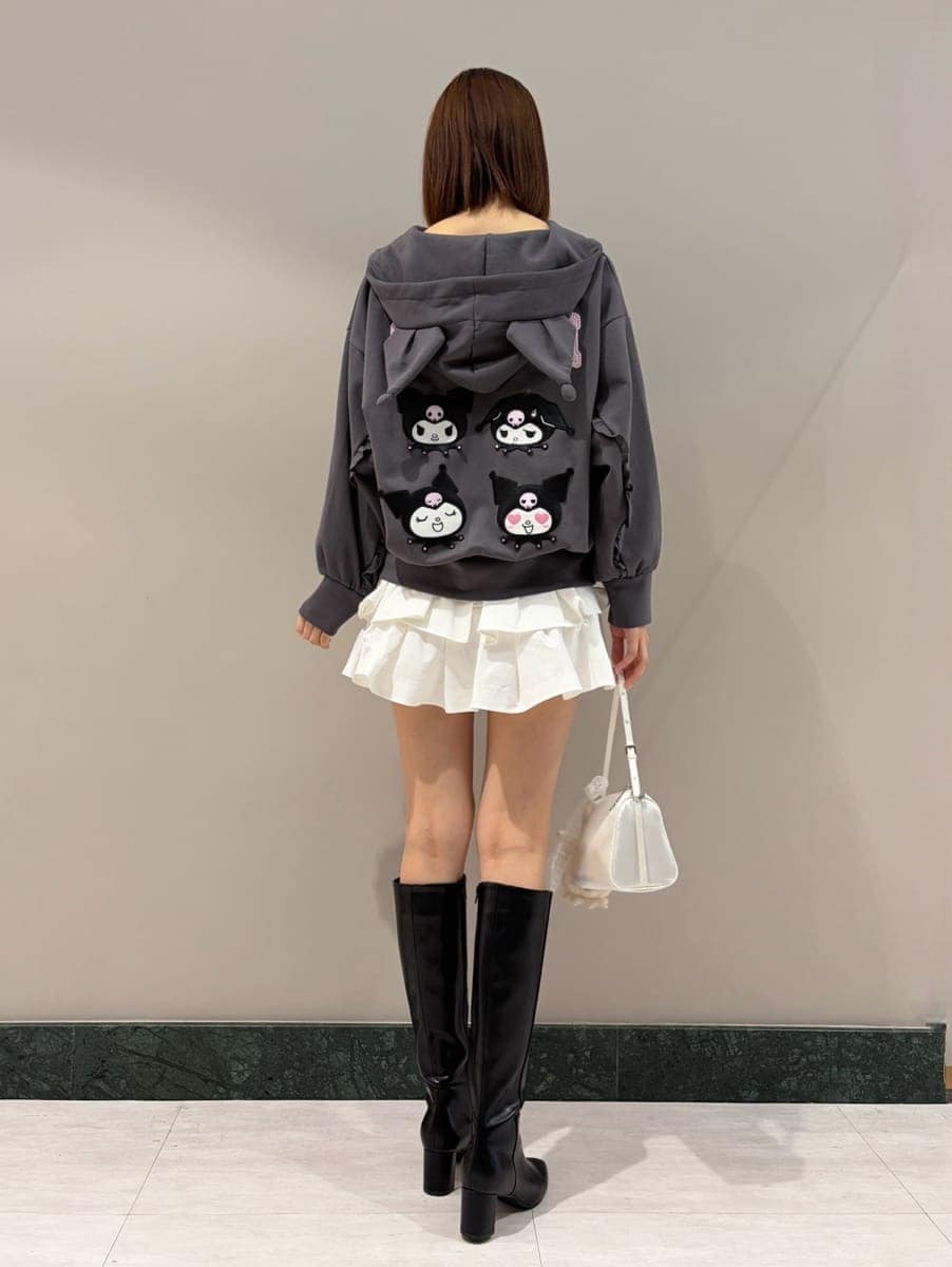 ホワイト系のその他パンツ、ブラック系のブーツを着用したレディースの夏コーディネートの3枚目の写真