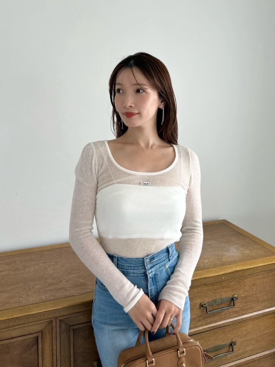 ブルー系のデニムパンツ、その他のパンプス、イエロー系のボストンバッグを着用したレディースの夏コーディネートの6枚目の写真