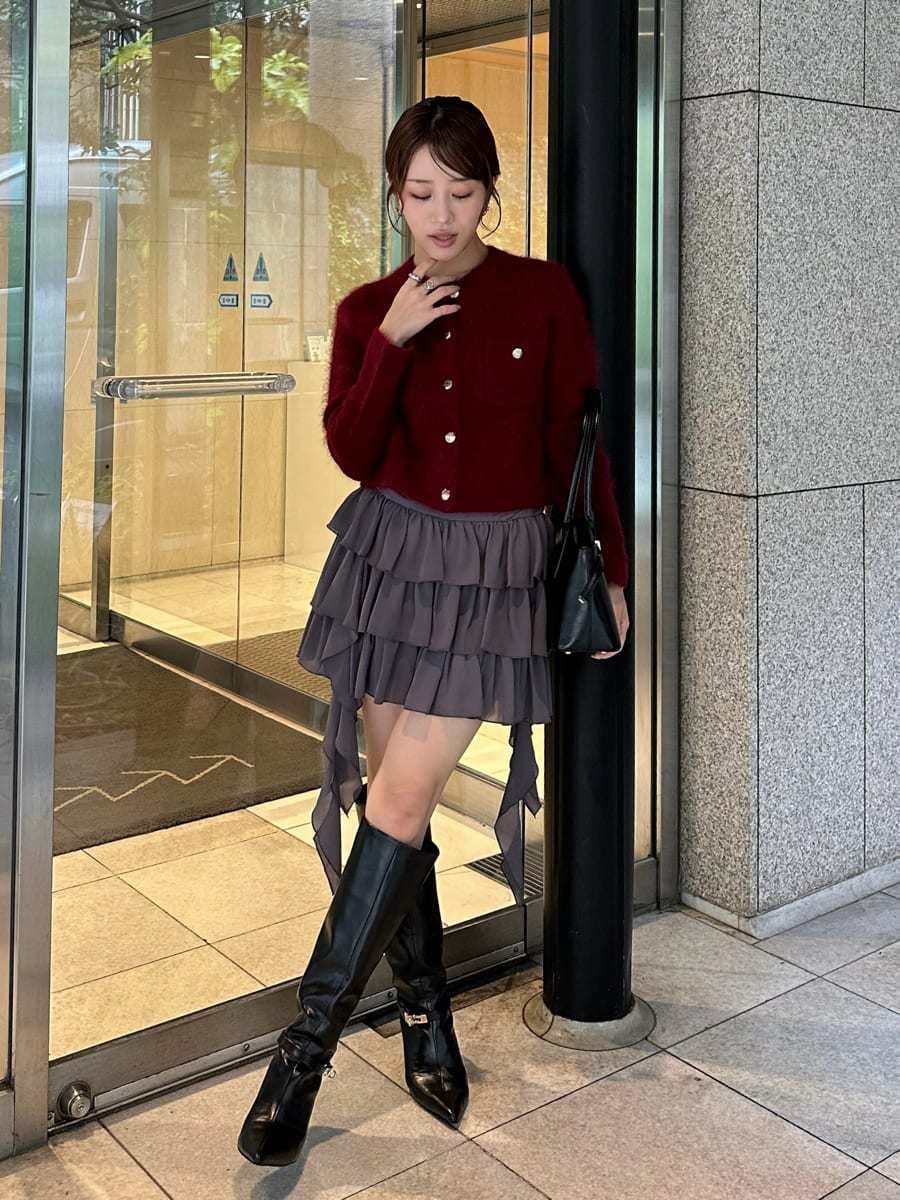 レッド系のテーラードジャケット、グレー系のその他パンツ、ブラック系のブーツを着用したレディースの秋コーディネートの4枚目の写真