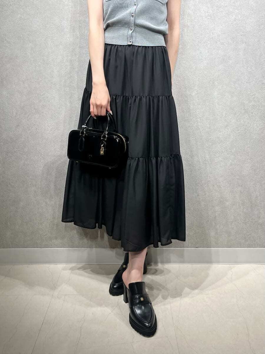 その他のワンピース、ブラック系のローファー、ブラック系のボストンバッグを着用したレディースの夏コーディネートの6枚目の写真