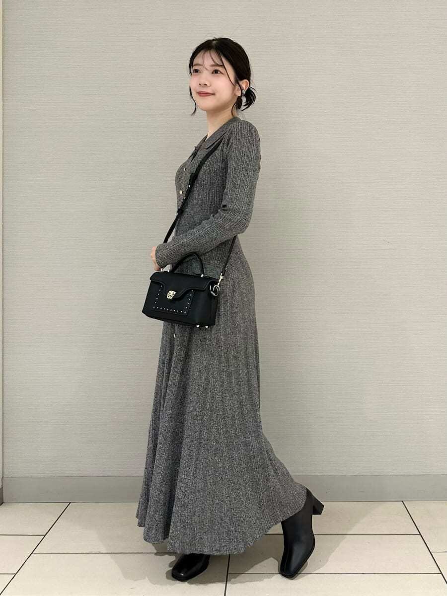 その他のワンピース、ブラック系のショルダーバッグを着用したレディースの秋コーディネートの3枚目の写真