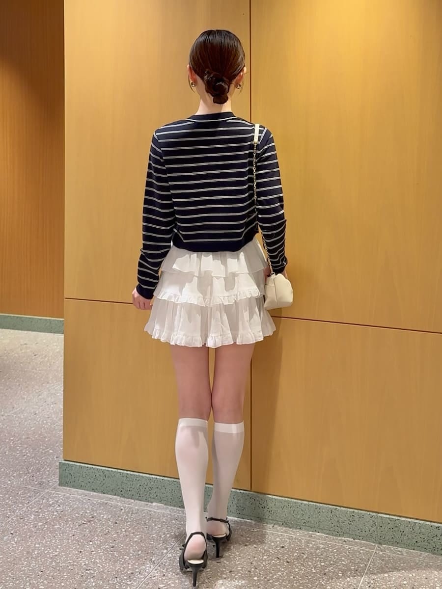 ブルー系のカーディガン/ボレロ、ホワイト系のその他パンツを着用したレディースの夏コーディネートの3枚目の写真