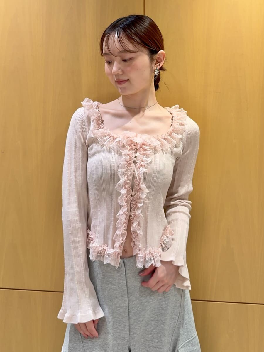 グレー系のその他パンツ、ピンク系のニット/セーター、ブラック系のショルダーバッグを着用したレディースの夏コーディネートの5枚目の写真