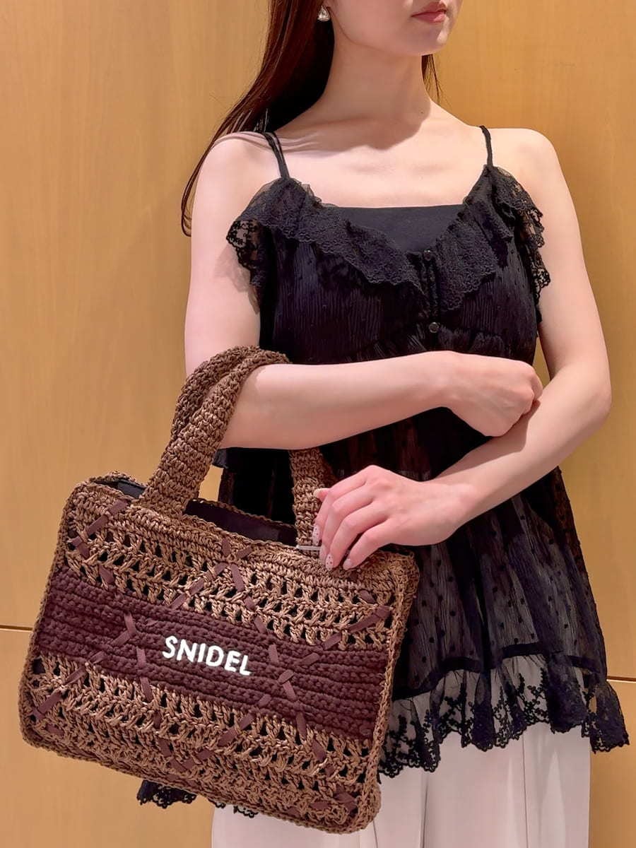 ホワイト系のその他パンツ、ブラウン系のトートバッグ、ブラック系の水着を着用したレディースの夏コーディネートの6枚目の写真