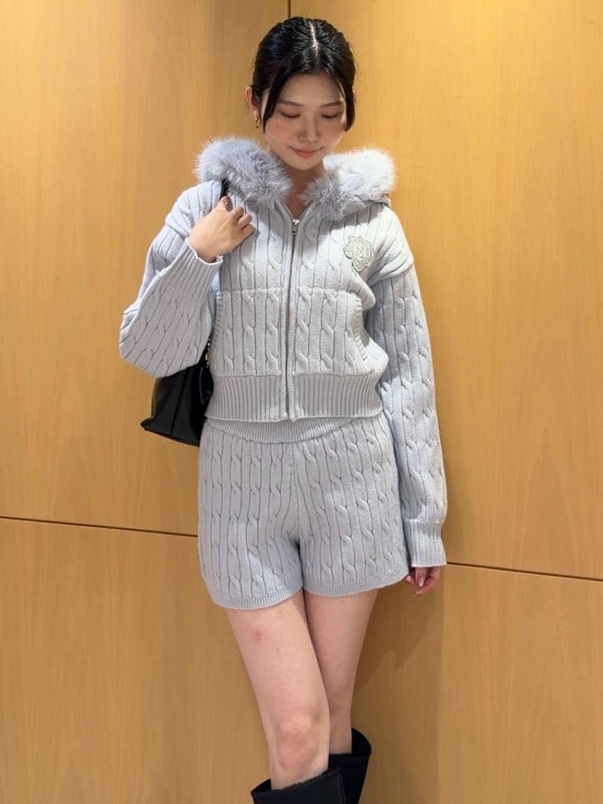 ブルー系のその他パンツ、ブルー系のパーカー、ブラック系のショルダーバッグを着用したレディースの秋コーディネートの5枚目の写真
