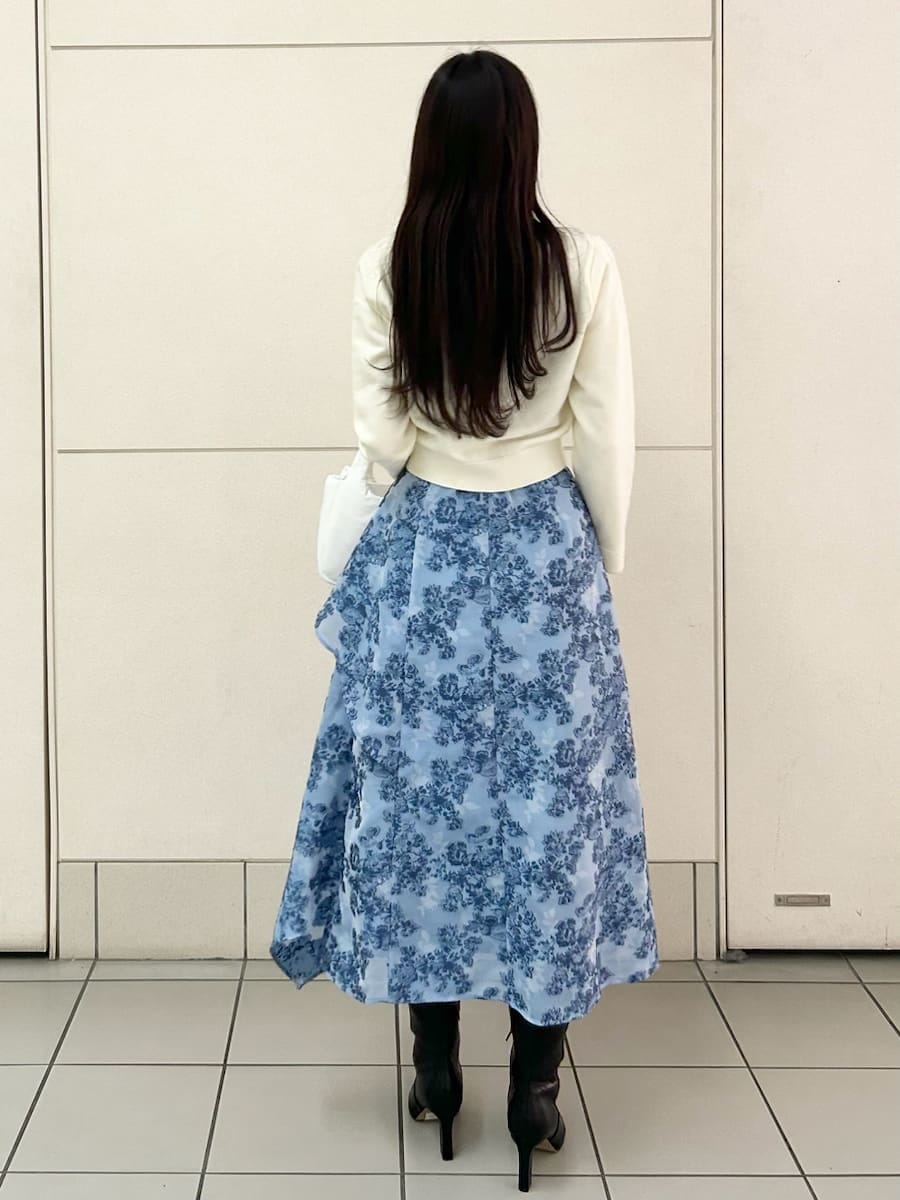 ブラック系のブーツ、ホワイト系のニット/セーターを着用したレディースの冬コーディネートの4枚目の写真