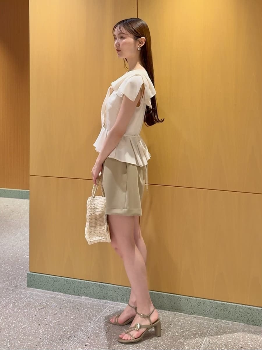 ブラウン系のサンダル、ベージュ系のその他パンツ、ホワイト系のシャツ/ブラウスを着用したレディースの春コーディネートの3枚目の写真