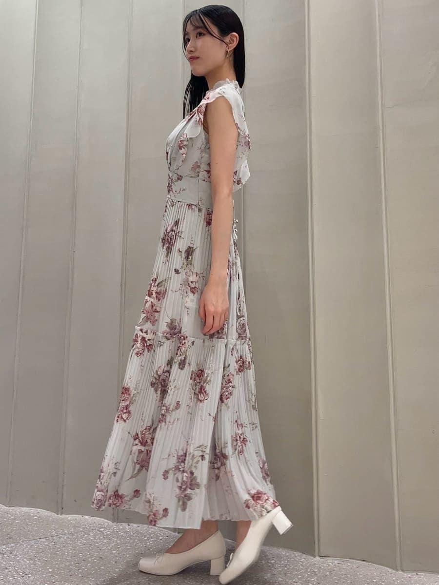 グリーン系のワンピース、ホワイト系のカーディガン/ボレロ、ホワイト系のショルダーバッグを着用したレディースの春コーディネートの9枚目の写真