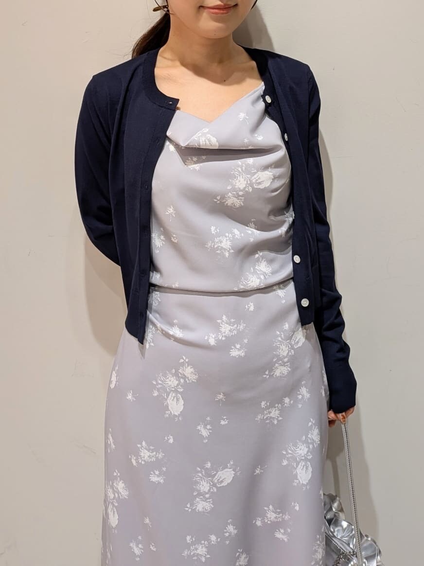 その他のワンピース、ブルー系のカーディガン/ボレロ、ブラック系のパンプスを着用したレディースの春コーディネートの3枚目の写真