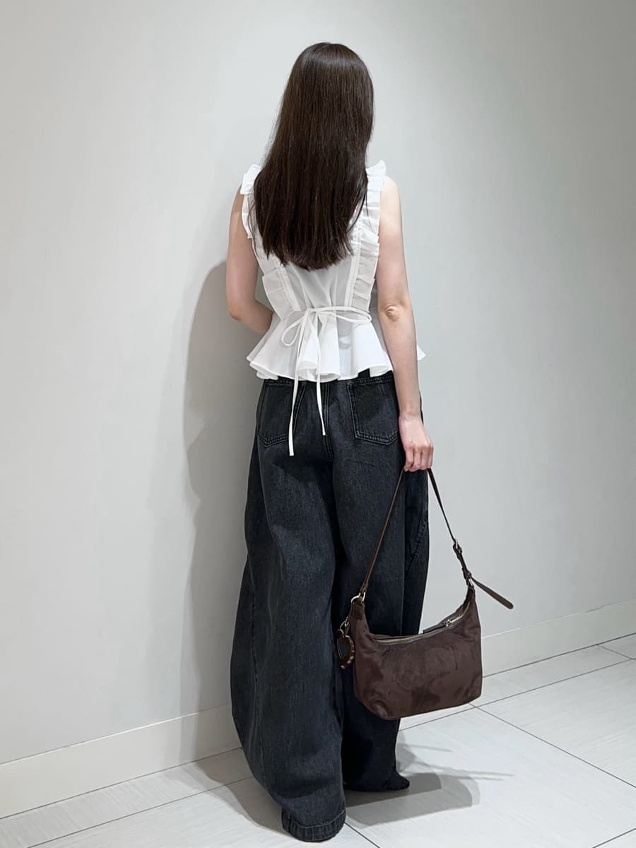 ブラック系のデニムパンツ、ホワイト系のサンダル、ブラウン系のショルダーバッグを着用したレディースの夏コーディネートの5枚目の写真