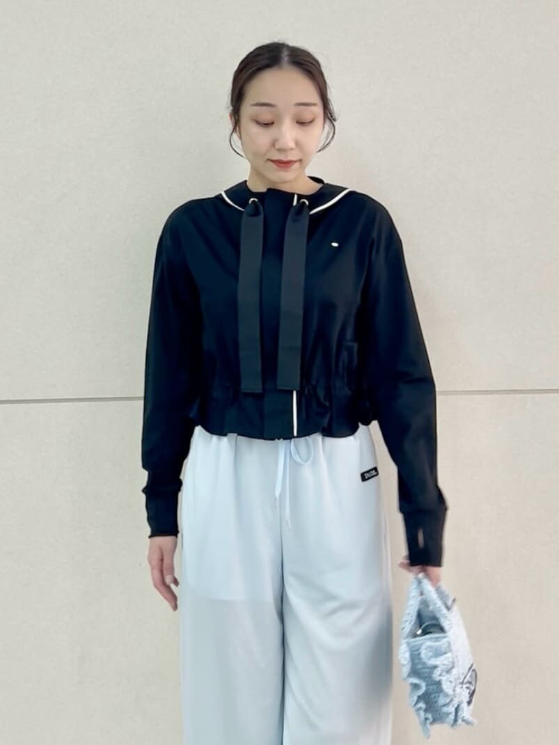 ブルー系のその他パンツ、ブルー系のショルダーバッグ、ブラック系のパーカーを着用したレディースの春コーディネートの5枚目の写真