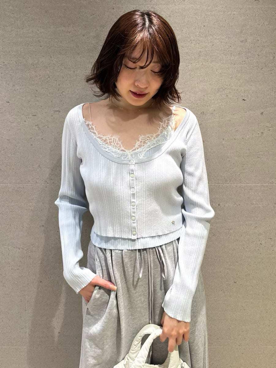 ホワイト系のショルダーバッグ、グレー系のその他パンツ、ブルー系のニット/セーターを着用したレディースの春コーディネートの7枚目の写真