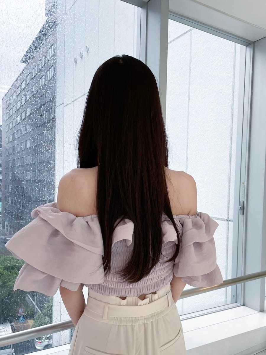 ホワイト系のその他パンツ、グレー系のシャツ/ブラウス、その他のパンプスを着用したレディースの春コーディネートの4枚目の写真