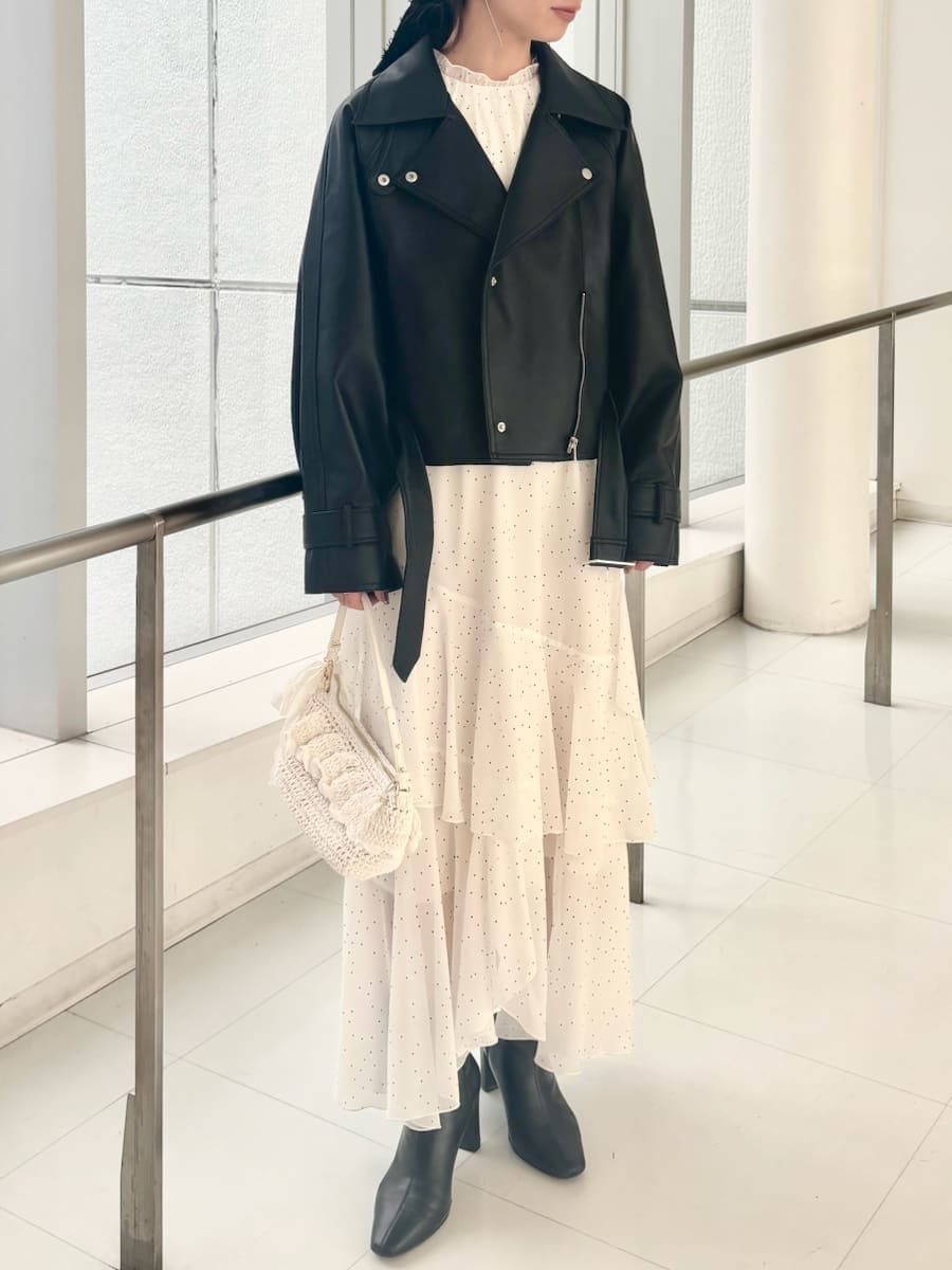 ブラック系のブーツ、その他のワンピース、ブラック系のトレンチコートを着用したレディースの冬コーディネートの2枚目の写真