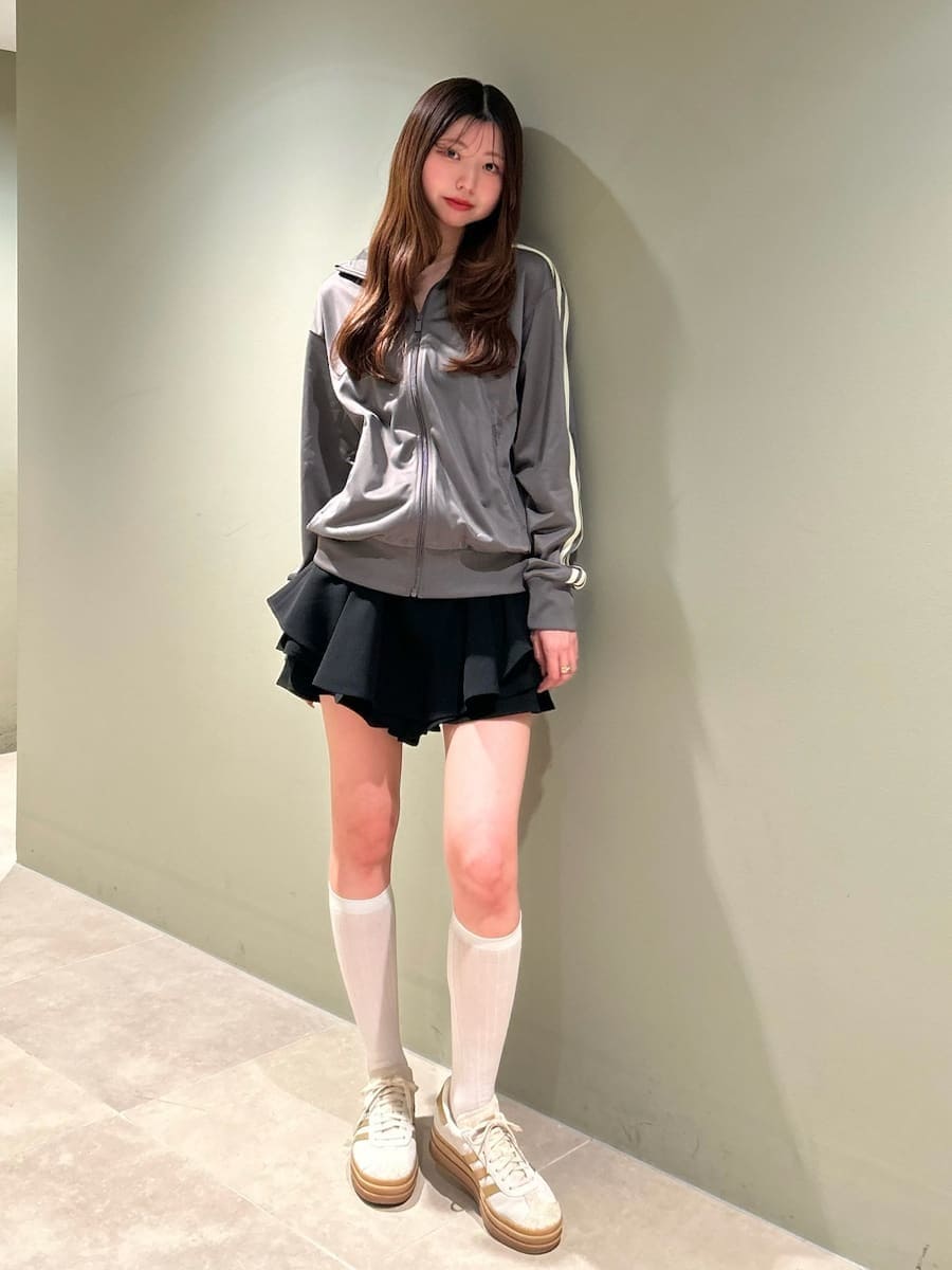 ブラック系のその他パンツを着用したレディースの冬コーディネートの9枚目の写真