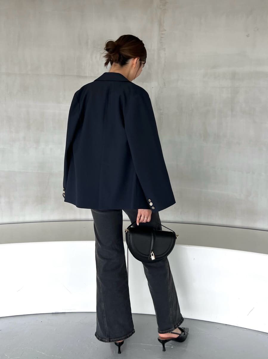 その他のシャツ/ブラウス、ブルー系のテーラードジャケット、ブラック系のデニムパンツを着用したレディースの夏コーディネートの5枚目の写真