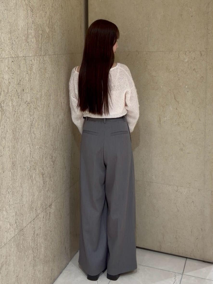 グレー系のその他パンツ、ピンク系のカーディガン/ボレロ、ブラック系のローファーを着用したレディースの秋コーディネートの4枚目の写真