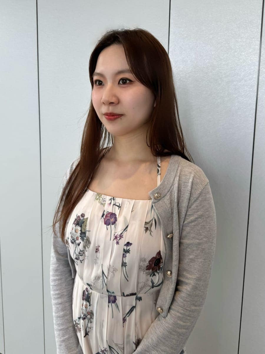 グレー系のブーツ、ホワイト系のワンピースを着用したレディースの冬コーディネートの4枚目の写真