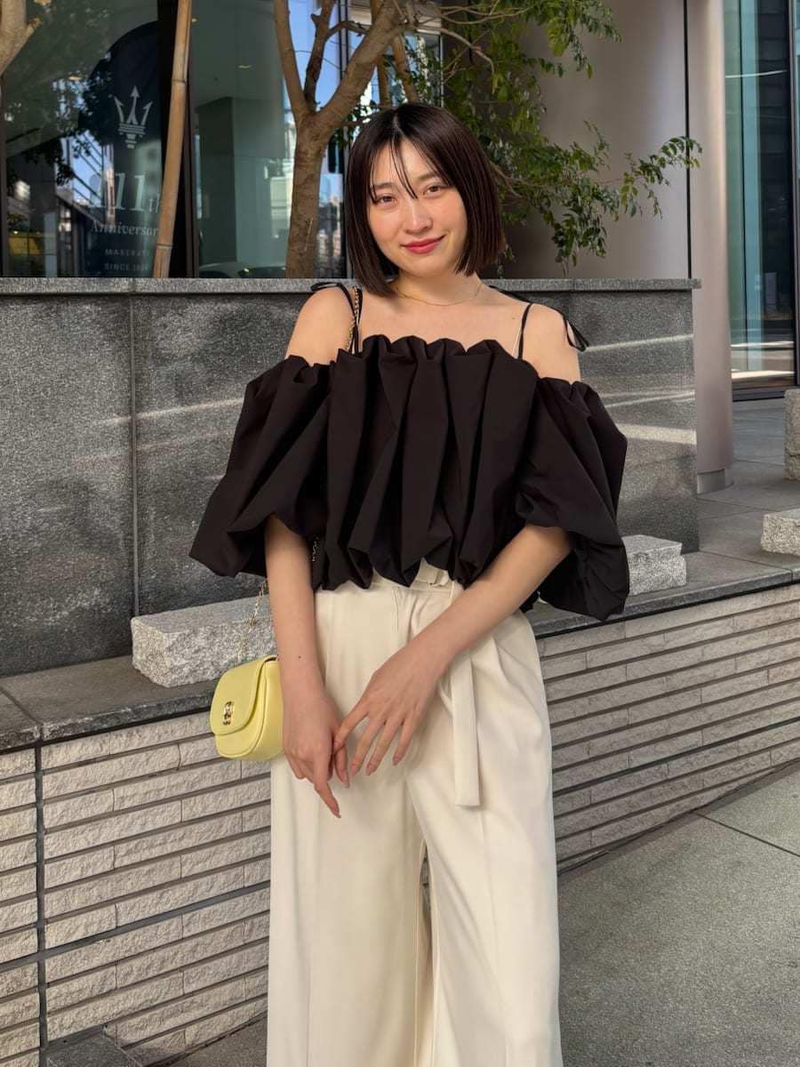 ホワイト系のその他パンツ、ブラック系のシャツ/ブラウス、イエロー系のショルダーバッグを着用したレディースの冬コーディネートの3枚目の写真