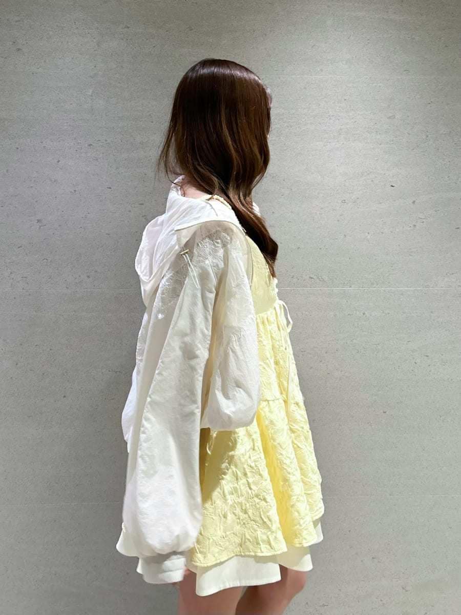 ホワイト系のブルゾン、シルバー系のスニーカーを着用したレディースの春コーディネートの6枚目の写真