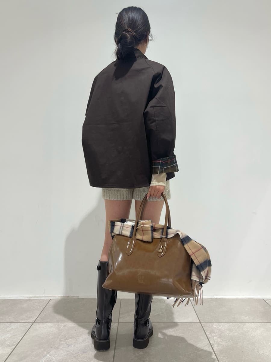 ブラウン系のブルゾン、ホワイト系のその他パンツ、ホワイト系のTシャツ/カットソーを着用したレディースの秋コーディネートの3枚目の写真