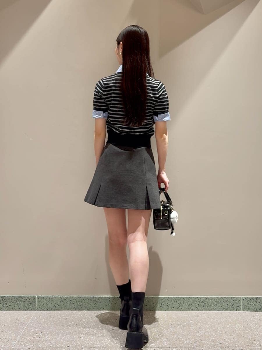 ブルー系のニット/セーター、グレー系のスカート、ブラック系のボストンバッグを着用したレディースの夏コーディネートの4枚目の写真