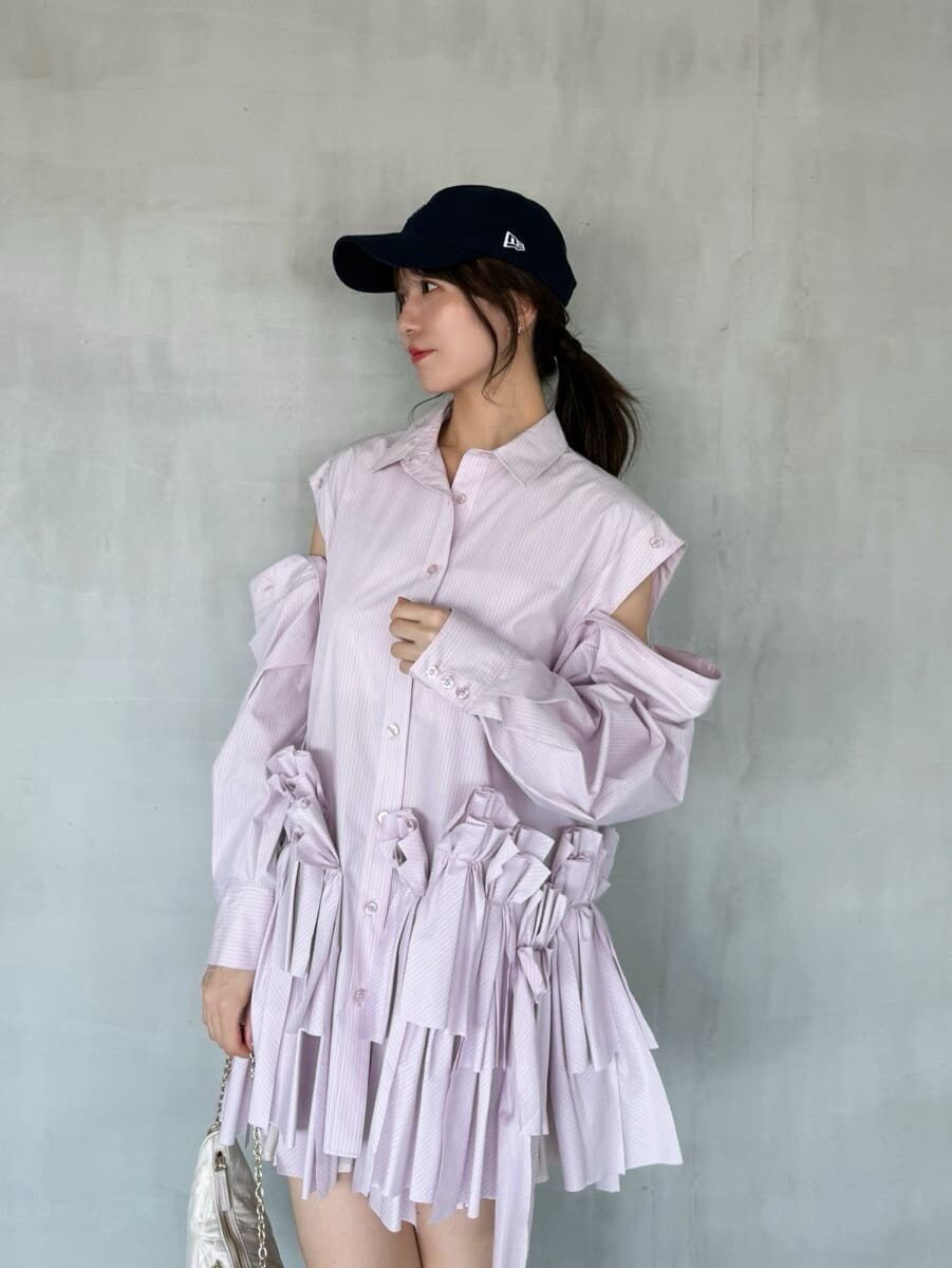 その他のワンピース、ホワイト系のショルダーバッグ、ブルー系のキャップを着用したレディースの秋コーディネートの6枚目の写真