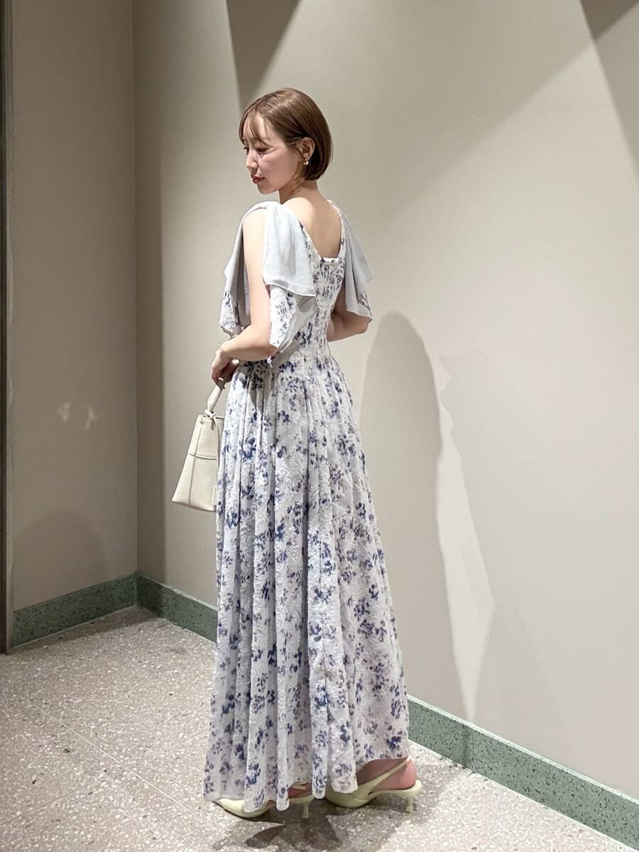 その他のワンピース、イエロー系のパンプス、ホワイト系のハンドバッグを着用したレディースの春コーディネートの7枚目の写真