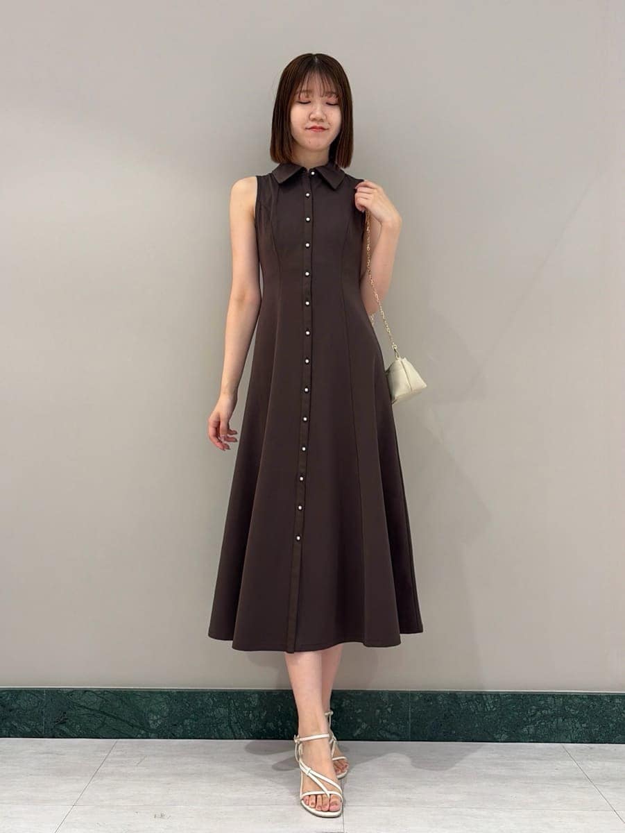 ホワイト系のサンダル、ブラウン系のワンピースを着用したレディースの夏コーディネートの4枚目の写真