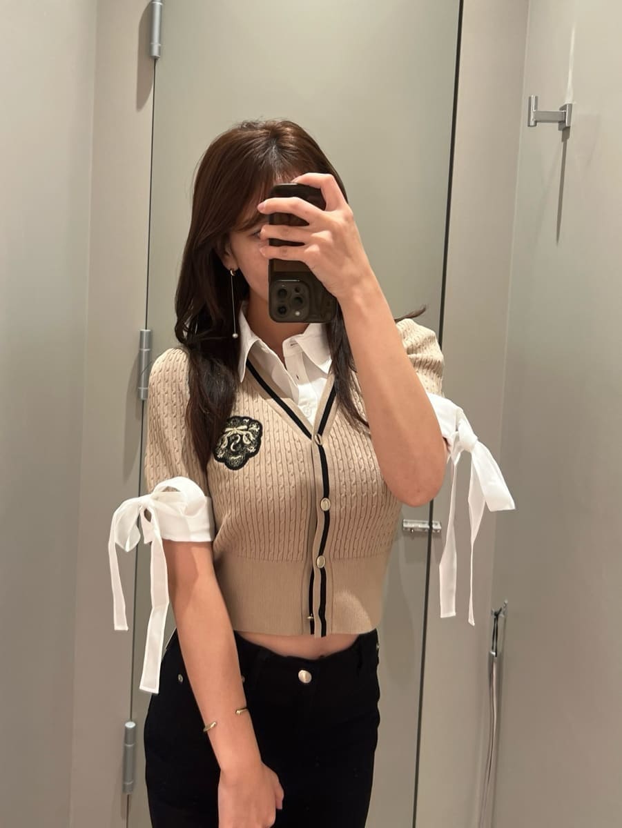 ブラック系のデニムパンツ、ベージュ系のニット/セーター、ブラック系のサンダルを着用したレディースの夏コーディネートの6枚目の写真